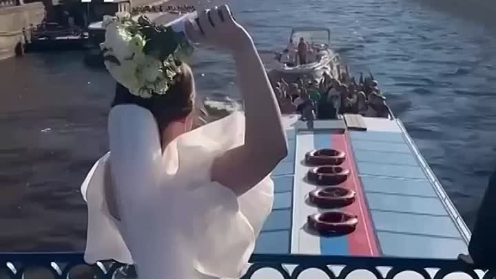 Невеста бросила свадебный букет проплывающим туристам.