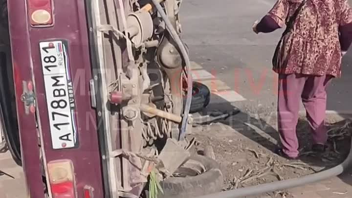 🚨 Авария с маршруткой в районе улицы Ленина в Луганске.