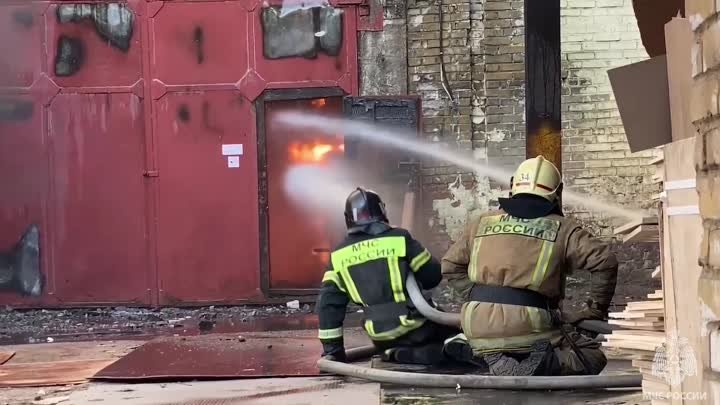 В Санкт-Петербурге пожарные МЧС России тушат цех с полиэтиленом

