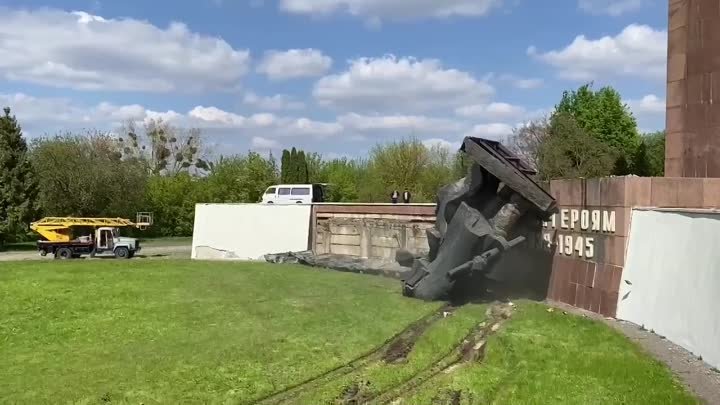 В городе Ровно украинские власти разрушили памятник советским воинам ...