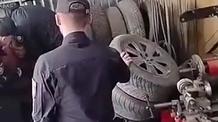 Полиция мобилизует работника шиномонтажа. Одесса