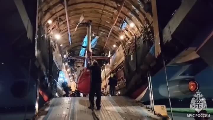 Кадры погрузки вертолета отряда «Центроспас» в самолет Ил-76 МЧС России