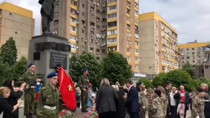 Возложение цветов 9 мая к памятнику А.И.Покрышкину в городке Г.К.Жукова