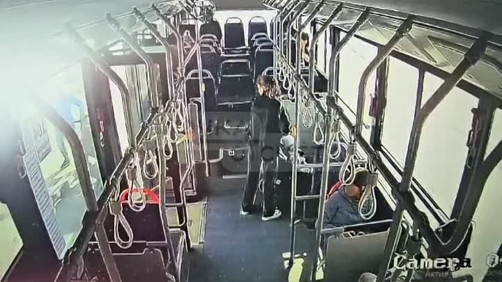 Появилось видео, как коляску с младенцем зажало в дверях автобуса в  ...