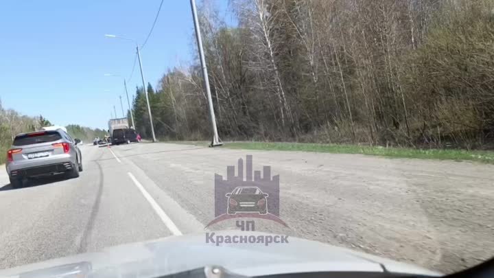 В пригороде Красноярска Mazda въехала в столб и потеряла мотор
