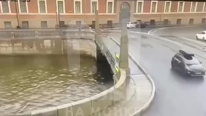 Автобус в С.Петербурге упал в реку Мойку. mp4