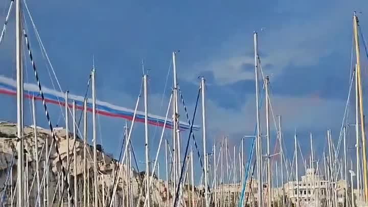 Французская пилотажная группа нарисовала в небе российский триколор