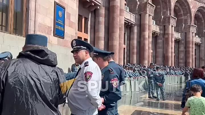 ՀՀ կառավարության շենքը շրջափակված է ոստիկաններով