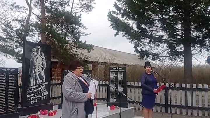 Валентина Лазаревич вручает Благодарственные письма активистам добро ...