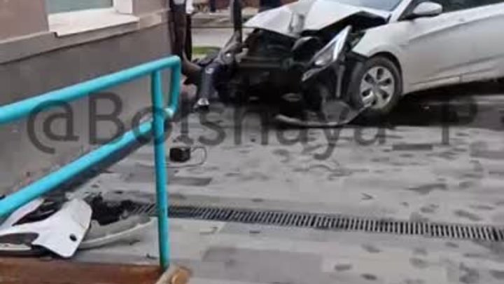 На перекрестке Ленина - Хохрякова машина снесла столб и врезалась в дом