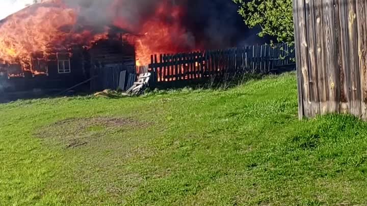 Крупный пожар в деревне Боровая