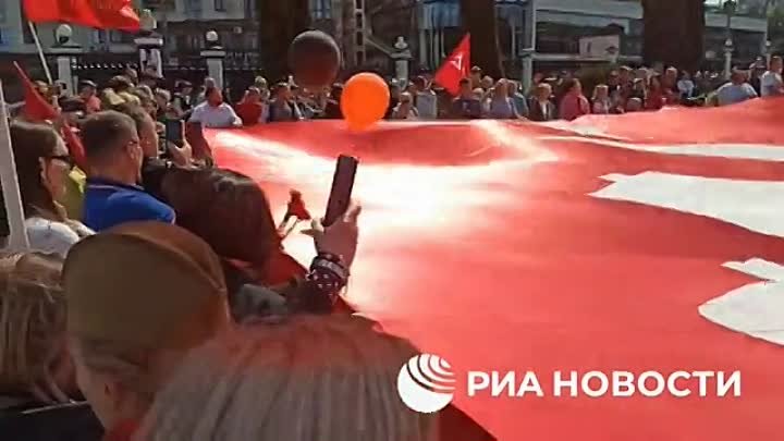 В Кишиневе участники автопробега развернули копию Знамени Победы