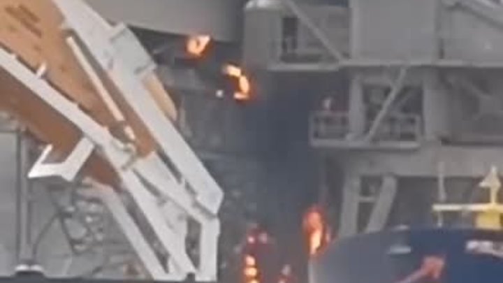 Мощный пожар в порту города Азов