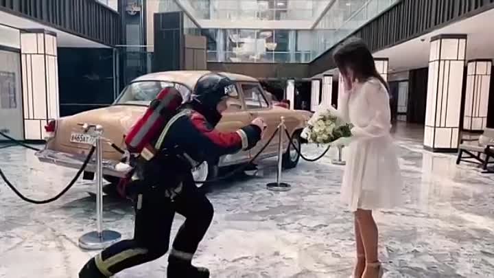 Московский пожарный сделал предложение возлюбленной на высоте третье ...