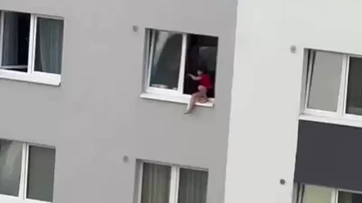 Девочка едва не упала с 18 этажа.