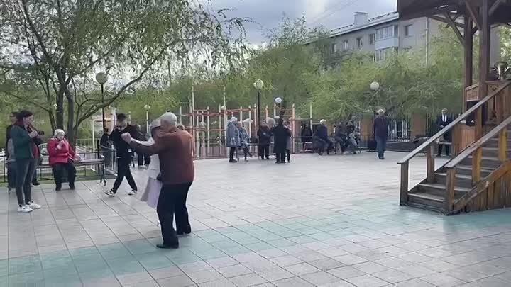 "Музыкальная беседка" с живой музыкой и танцплощадкой начи ...