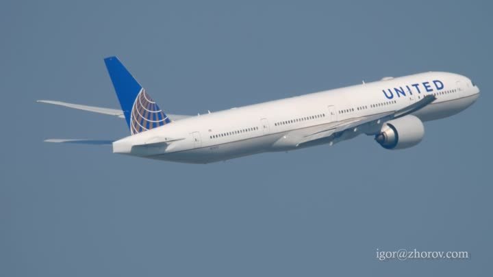 Боинг 777 авиакомпании United Airlines взлетает из аэропорта Гонкога.