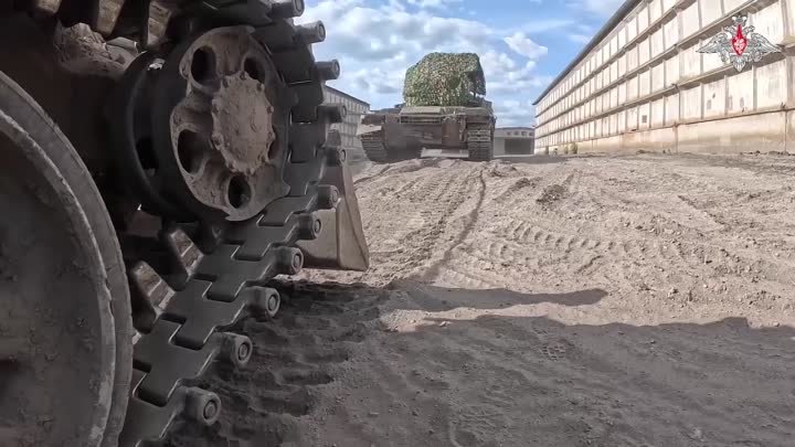 Работа специалистов рембата 1-й гвардейской танковой армии.
