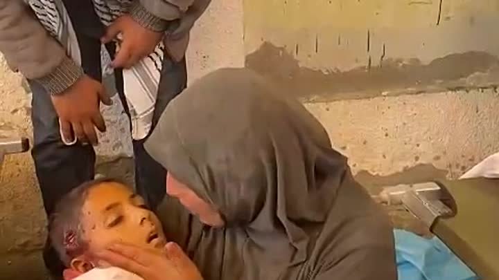 Мать прощается со своим сыном, погибшим в результате израильского ав ...