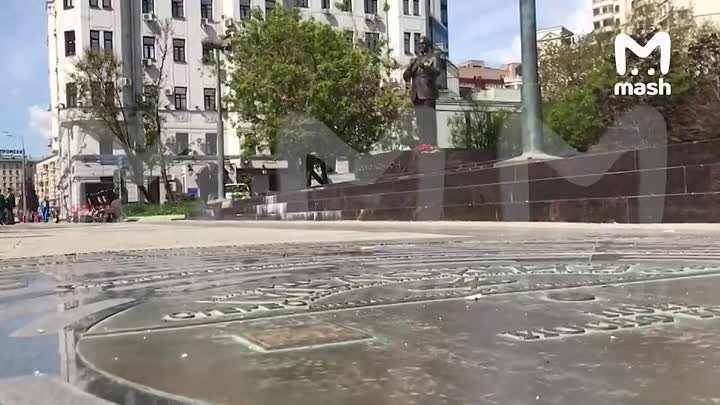 В памятник Иосифу Кобзону в Оружейном переулке в Москве вмонтировали ...