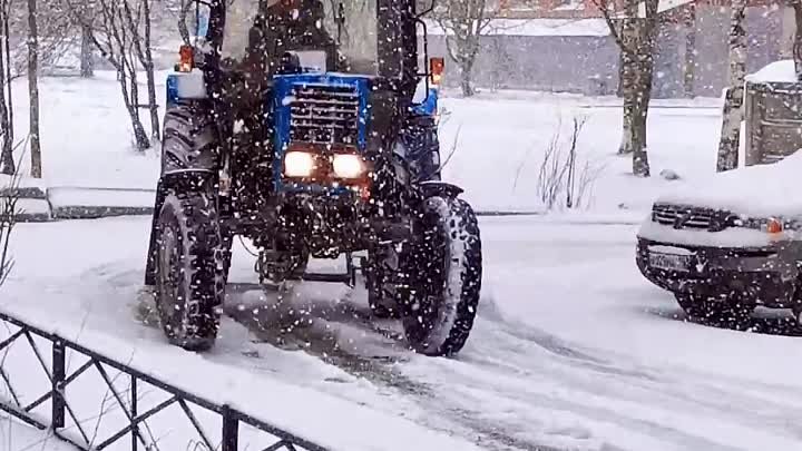 Ждёте лето? Метель в Санкт-Петербурге - заметает снегом в апреле