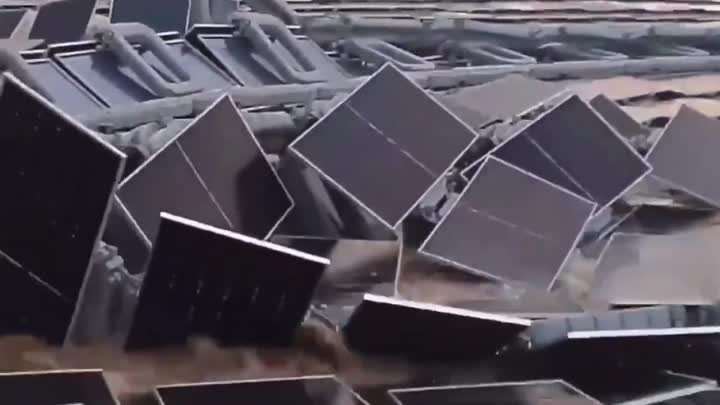 Крупнейшая плавучая солнечная электростанция в Индии разрушена штормом.