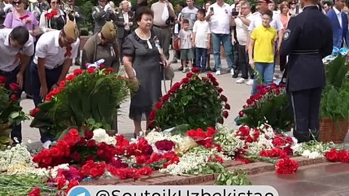 В Ташкенте прошло торжественное возложение цветов в мемориальном ком ...