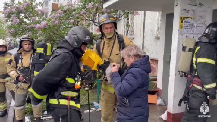 В Приморье огнеборцы МЧС России спасли на пожаре 20 человек 