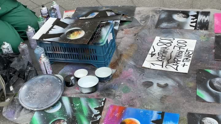 Уличный художник в Петербурге за работой
