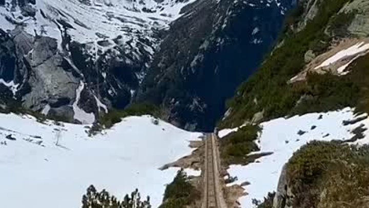 Спуск с горы в Альпах..
