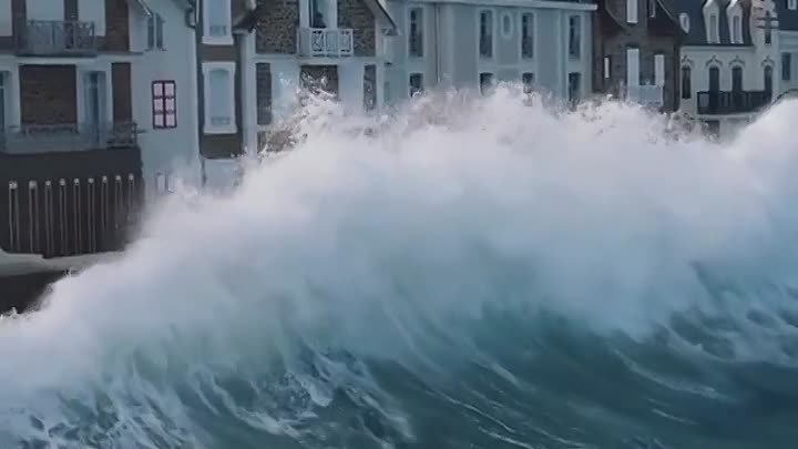  🇫🇷 Франция. Сильный прилив в Сен-Мало 🌊 