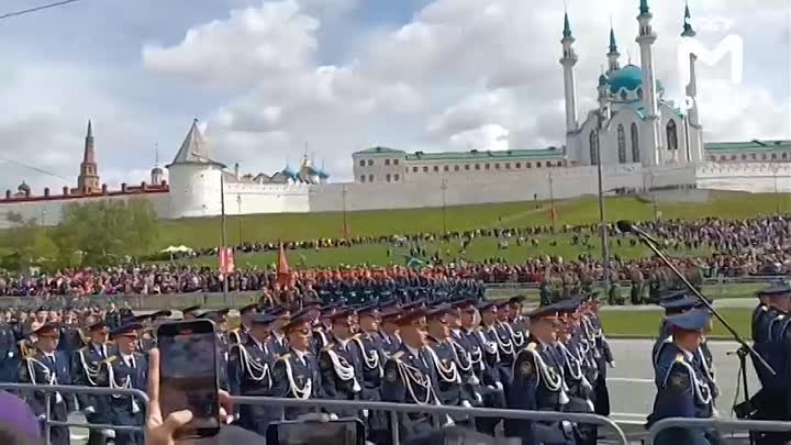 Торжественный парад в Казани завершился песней "День Победы"