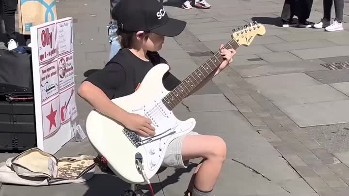 8-летний Олли играет на гитаре