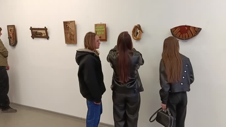Посетили осматривают выставку А.П.Стёпочкина...