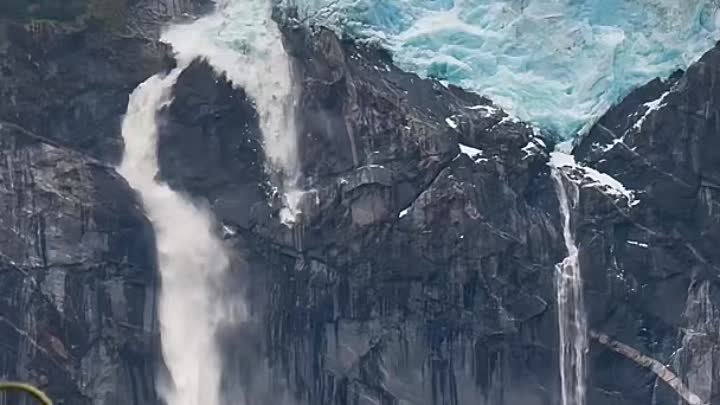 Ледниковый водопад в провинции Айсен, Чили