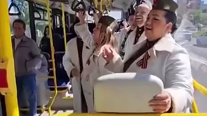 В автобусе Старого Оскола поют песни ко Дню Победы