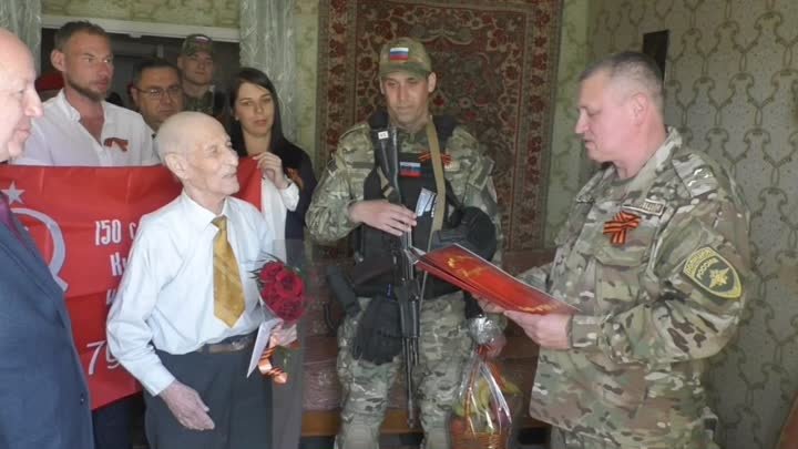 Полицейские Петербурга поздравили ветерана в Мариуполе с Днем Победы