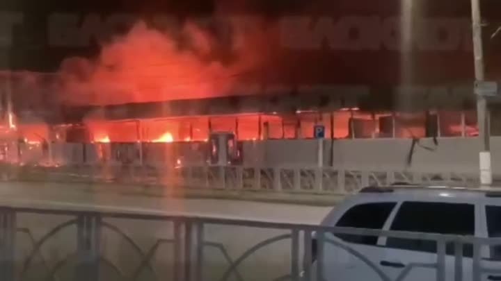 Появились кадры с крупного пожара на рынке Невинномысска площадью 10 ...