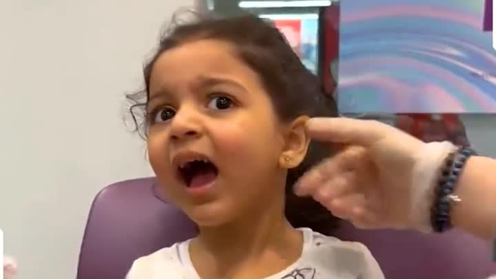 Реакция малышки на прокалывание ушей