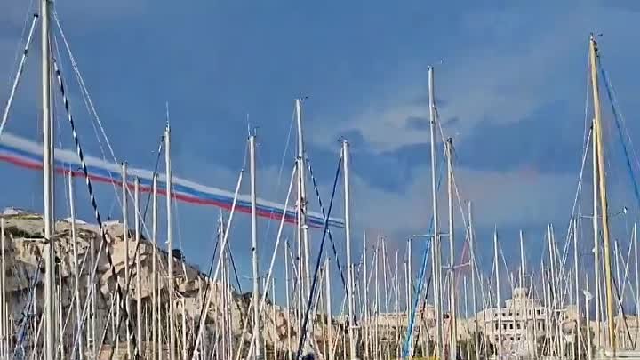 Российской флаг в небе над Францией