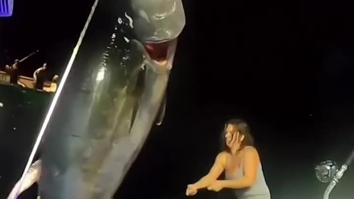 Девушка поймала рыбу за сотни тысяч долларов