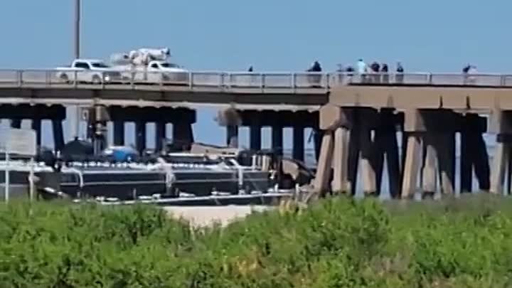 Баржа врезалась в мост(Галвестон, штат Техас) (2)