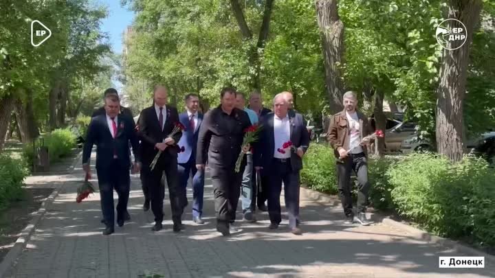 Гости из Курска возложили цветы к памятнику Артёма