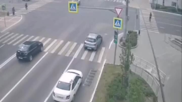 Авто на скорости протаранило машину скорой помощи в Белгороде. 