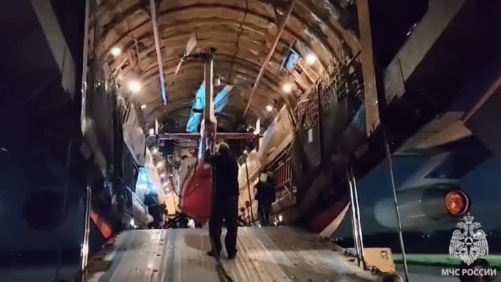 МЧС грузит вертолёт отряда «Центроспас» в самолёт Ил-76 для транспор ...