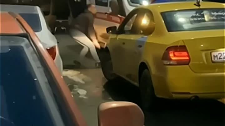 В Екатеринбурге таксист проткнул колёса машине скорой помощи