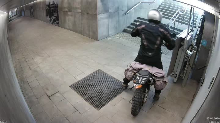В Курске мотоциклист разбил плитку в подземном переходе