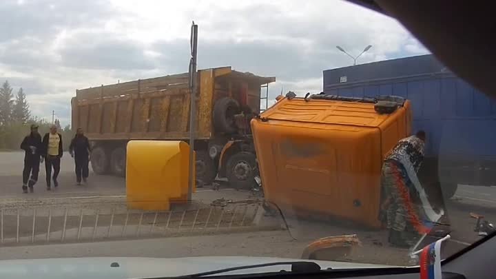 Вчера на выезде из Покровки случилась битва двух тяжеловесов.