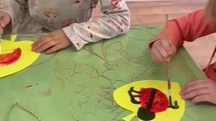 Дети рисуют божью коровку