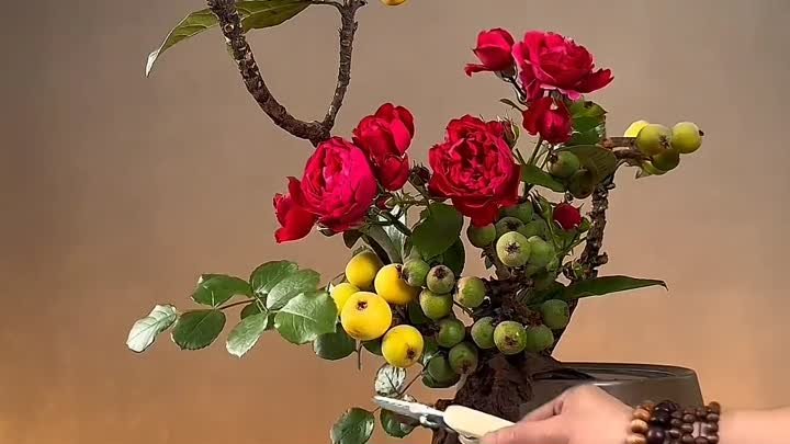 цветочная композиция с фруктовой веткой https://ok.ru/dizainidekor